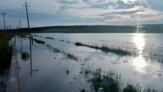内蒙古一地数十亩农田雨后被淹，疑与铁路旁建筑占排水渠有关