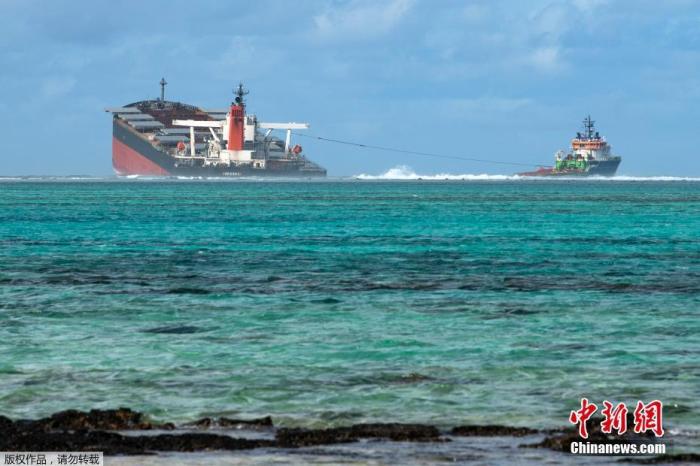资料图：毛里求斯当局8月15日表示，当地时间15日下午4时30分左右，搁浅的日本货轮“若潮”号船身的前后两部分大举分离，确认已断裂成两半。