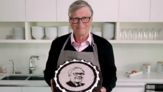 比尔·盖茨亲手为90岁巴菲特做蛋糕庆生：好甜！
