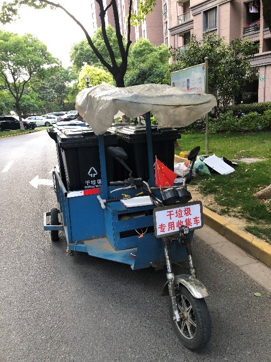 上海某小区的干垃圾收集车,干垃圾将进行焚烧处理。澎湃新闻记者 冯婧 图