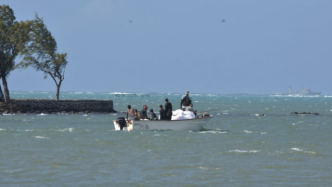 毛里求斯燃油泄漏清理船相撞，致3人死亡
