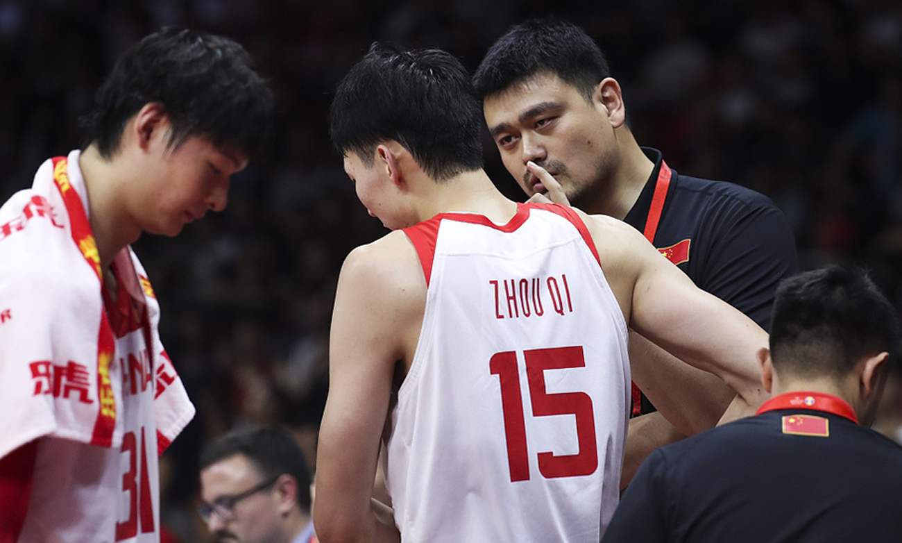 姚明现场指导周琦.