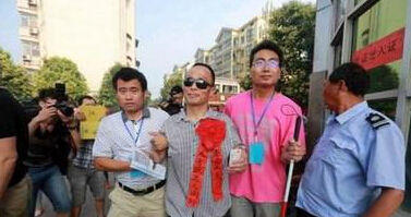 李金生走出考场 图据人民网
