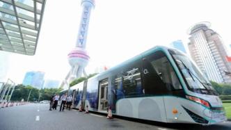 全球首辆数轨胶轮电车亮相上海，将加入临港中运量试运营