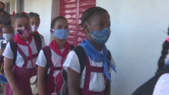 古巴大部分地区在严格防疫措施中开学复课