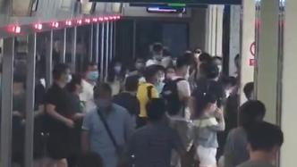 南京一男子因工作压力大在地铁站晕倒，苏醒后向女友强装笑容