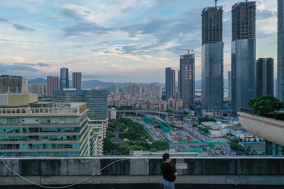 8月25日,曾文凯在公司大楼的天台眺望深圳湾.