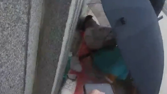 聽信祛濕氣偏方，女子高溫天全身嚴(yán)捂睡橋面