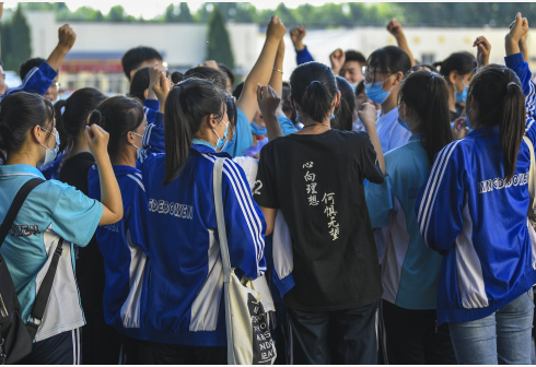 圖為2020年7月7日,在河北省永清縣第一中學高考考點,考生們相互加油