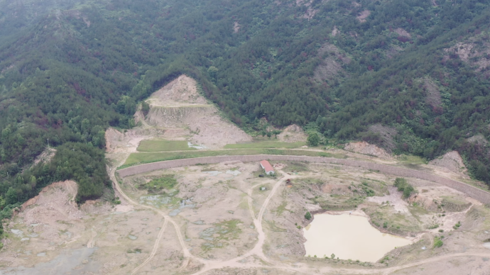 采砂致巨坑植被破坏遍布沙丘，武汉市地矿处称黄陂无矿山