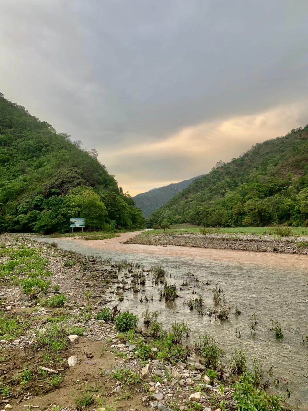 小江河与石羊江交汇处河滩,远处为双柏县恐龙河保护区的告示牌.