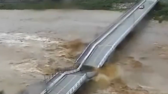 视频丨韩男子站桥边摆手警示车辆“别过来”，数秒后大桥轰然断裂
