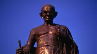 争议与争议之外：“伟大的灵魂”与“真”的甘地