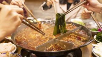 聚焦火锅“隐形”浪费：有食客为防店家回收，将剩菜煮进锅底