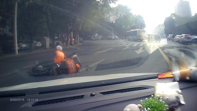 外賣哥逆行超車被撞,負(fù)全部責(zé)任還被罰款