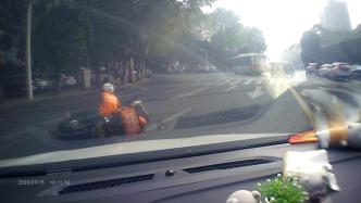 外賣哥逆行超車被撞，負(fù)全部責(zé)任還被罰款