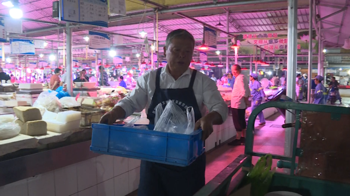 上海崇明六旬老伯每日往返十公里送菜上门，不挣钱只为办好事