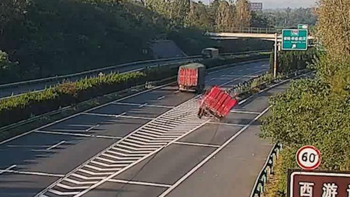大理石運(yùn)載過(guò)程中因繩索斷裂傾倒,車(chē)輛失衡高速側(cè)翻