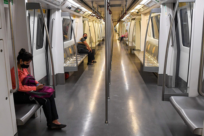 9月7日,人们在印度新德里乘坐地铁新华社 图