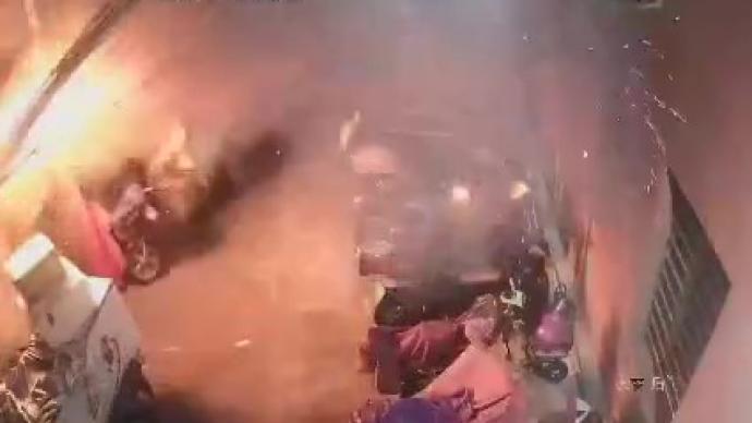 出租屋失火租客嚴重燒傷,疑在室內(nèi)給電動車電池充電導(dǎo)致