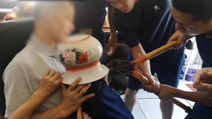 幼童将痰盂套在头上拔不下来,爷爷奶奶直接把他抱到消防队