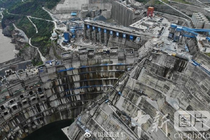 白鹤滩水电站右岸首台百万千瓦机组转子成功吊装