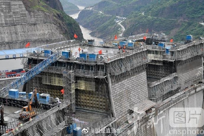 白鹤滩水电站右岸首台百万千瓦机组转子成功吊装