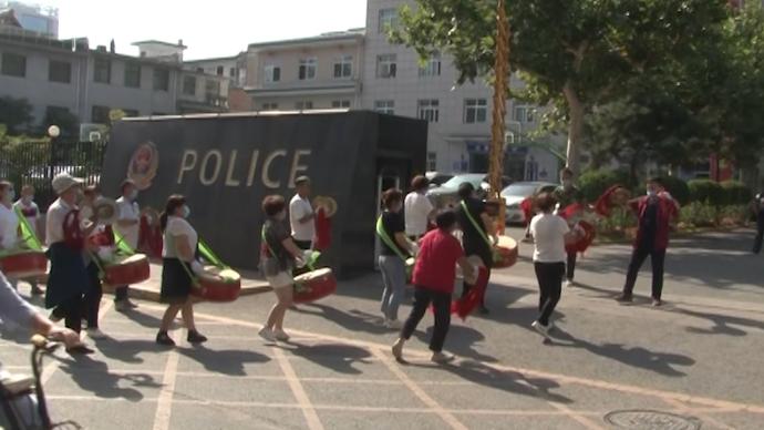 民警救助老人全村打鼓送錦旗:其系國家非遺傳承人