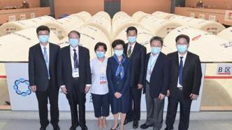 林郑月娥探访香港临时气膜实验室，为工作人员打气加油