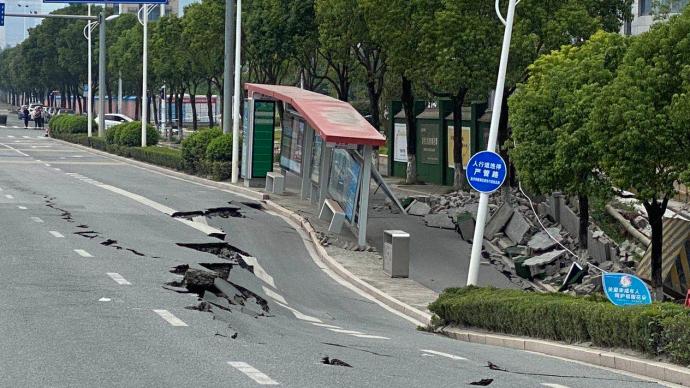 溫州一在建項目工地附近道路突然塌陷，多車受損