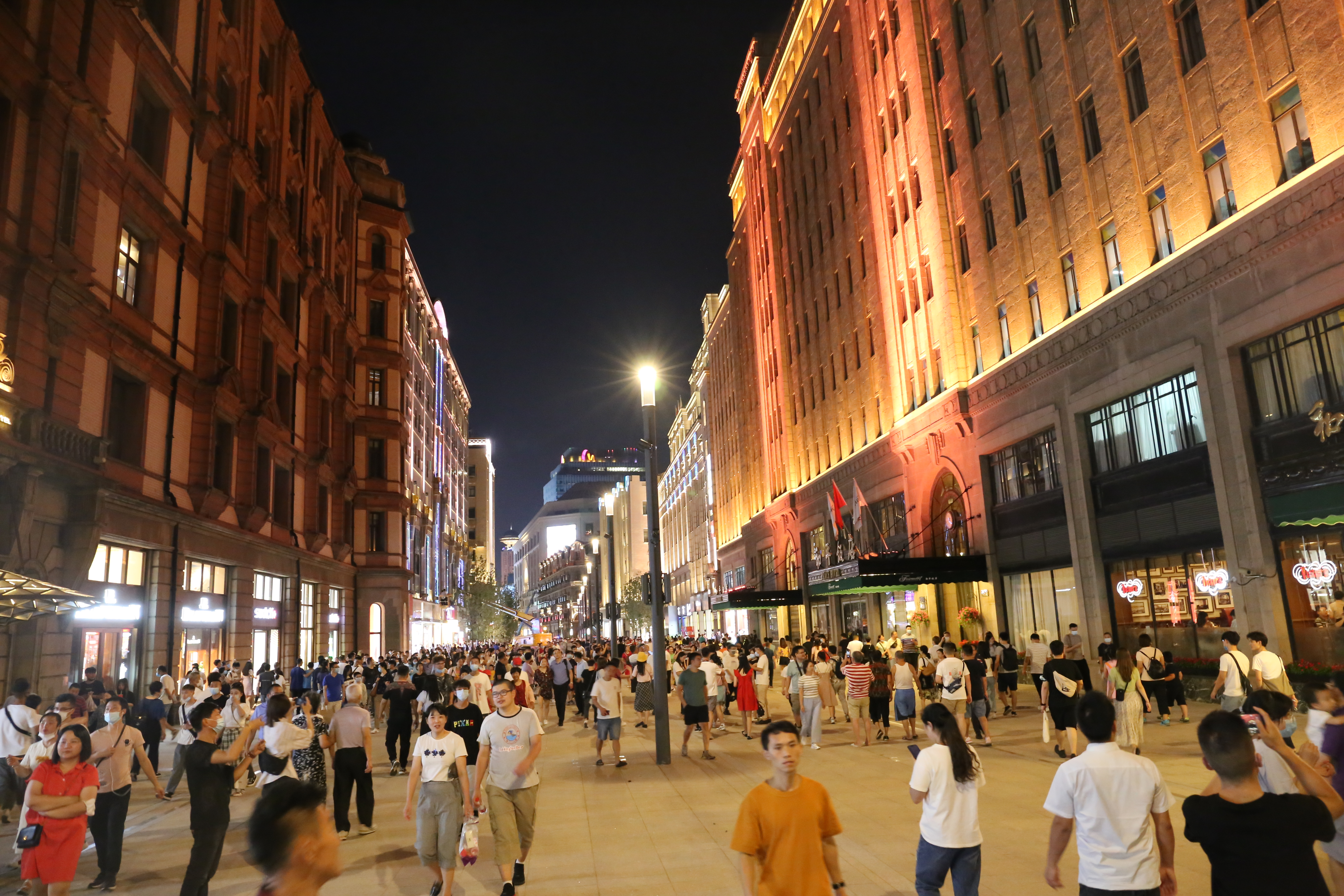 从人广逛吃到外滩,南京路步行街东拓段开街_上直播_澎湃新闻-the