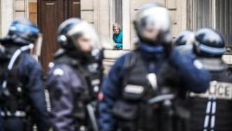 法国“黄马甲”游行在疫情中卷土重来，警方逮捕约300人