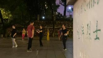 不顾禁令在武汉一烈士陵园广场舞，有人称人民快乐是烈士期望