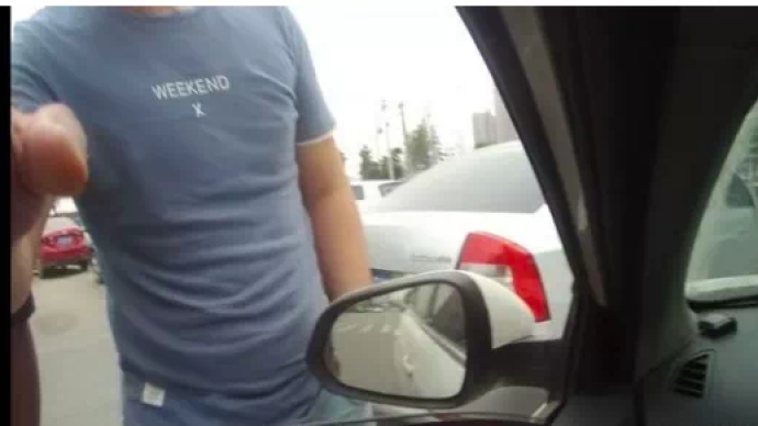 怕被拍到違章,司機堵警車搶走執法記錄儀