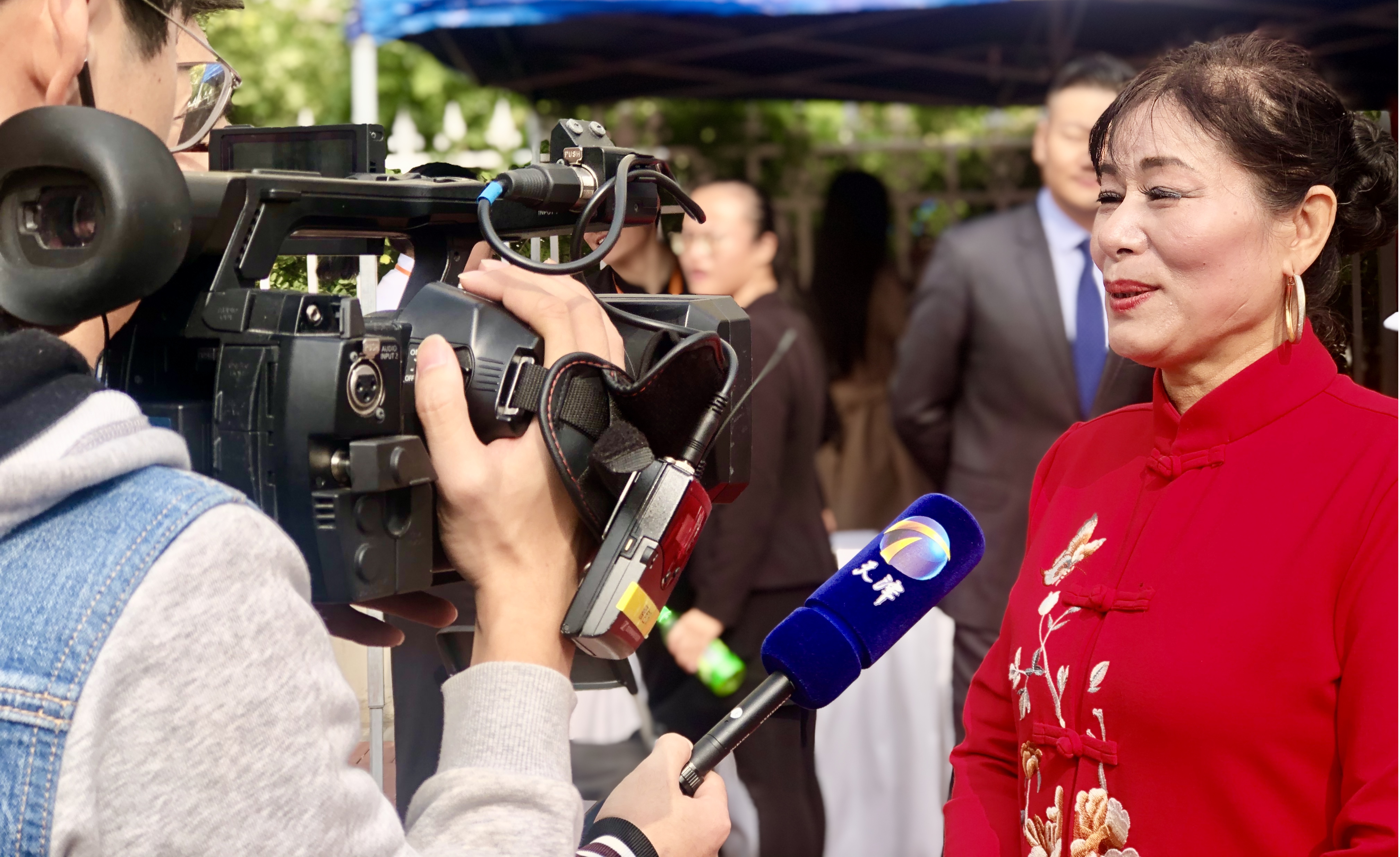 参加社区活动的业主在接受天津电视台采访 &nbsp