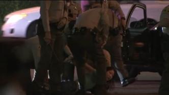 洛杉矶警察车内遇袭，记者采访中遭暴力逮捕