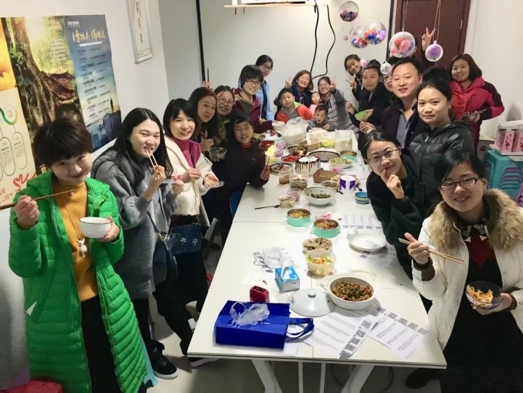 这是郑州一个社区的聚餐。社区邻居们来自河南的不同村落,可以品尝到河南各地的美食。
