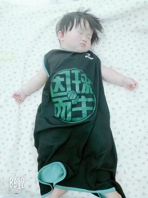 这是一个社区的社团队服,是居民自己设计的。