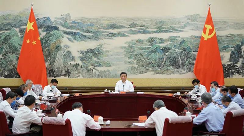 8月24日,习近平在中南海主持召开经济社会领域专家座谈会并发表重要讲话。