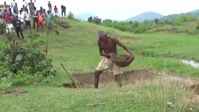 凭一己之力，印度男子花30年挖水渠引水到村