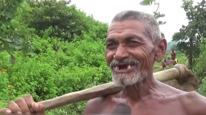 凭一己之力，印度男子花30年挖水渠引水到村