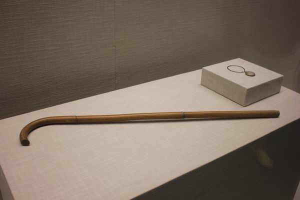 弘一法师使用过的藤手杖和怀表,1932年赠予胡宅梵留作纪念。1985年由胡孟济捐赠杭州虎跑弘一法师李叔同纪念馆