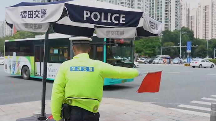 交警“膨胀”了!深圳新款交警制服内置小风扇