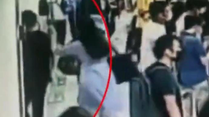 女子地铁站内遭摸臀，反应过来追赶猥琐男