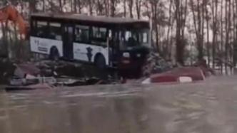 吉林德惠溃堤封堵：已往决口推入了3辆旧卡车、3辆旧公交车