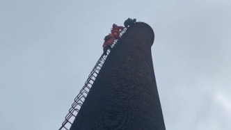 男子醉酒后爬上30米高烟囱管，不敢下来报警求助