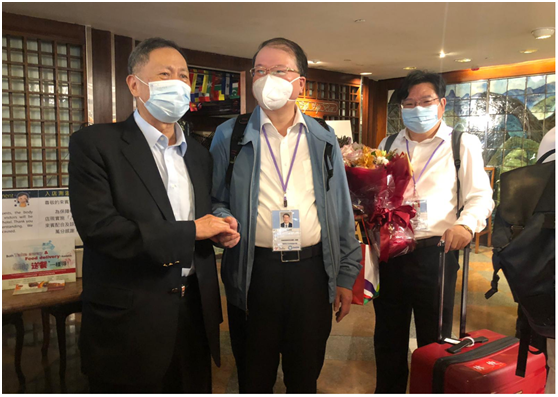 有社团代表送花给支持队。图源:香港“橙新闻”