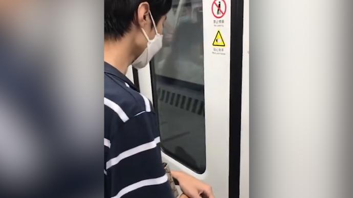 男子地铁偷拍女乘客被发现，道歉就好了？上海警方：已拘留