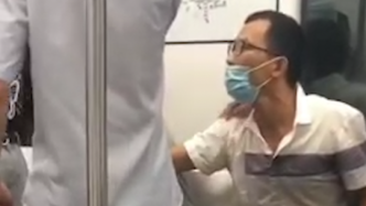 杭州地铁内一男子殴打并辱骂他人，称：“女人也是动物”