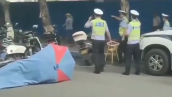 广西岑溪一男子骑摩托被拦停，持刀对抗交警